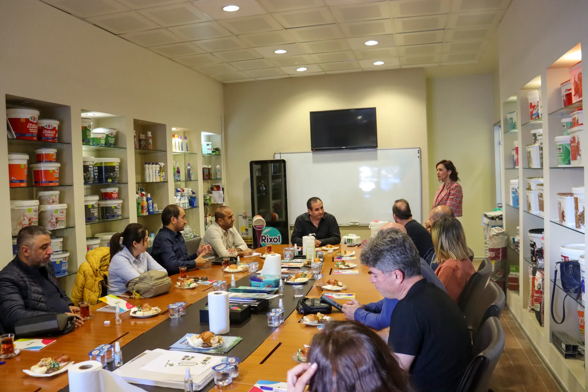 Onalt Group toplantı salonunda bayi semineri