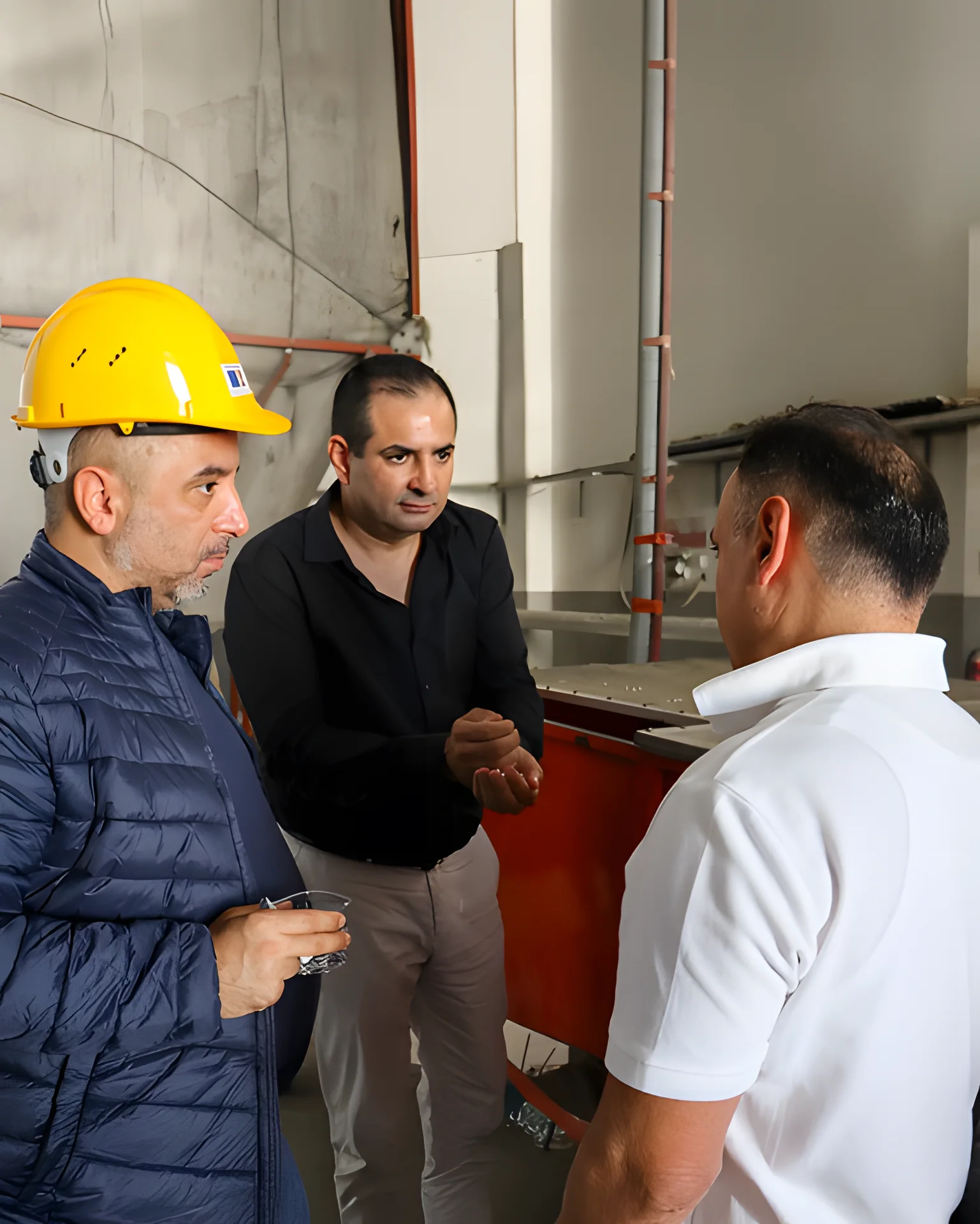 Tesis ziyaretinde üretim alanında görüşen yöneticiler